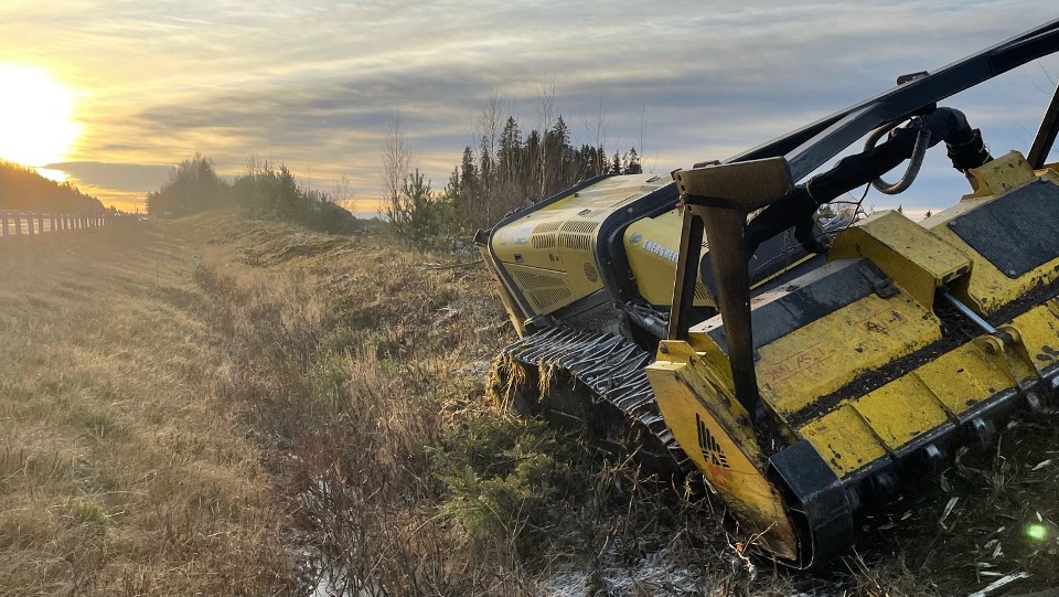 Robomax röjer i dike efter väg/järnväg