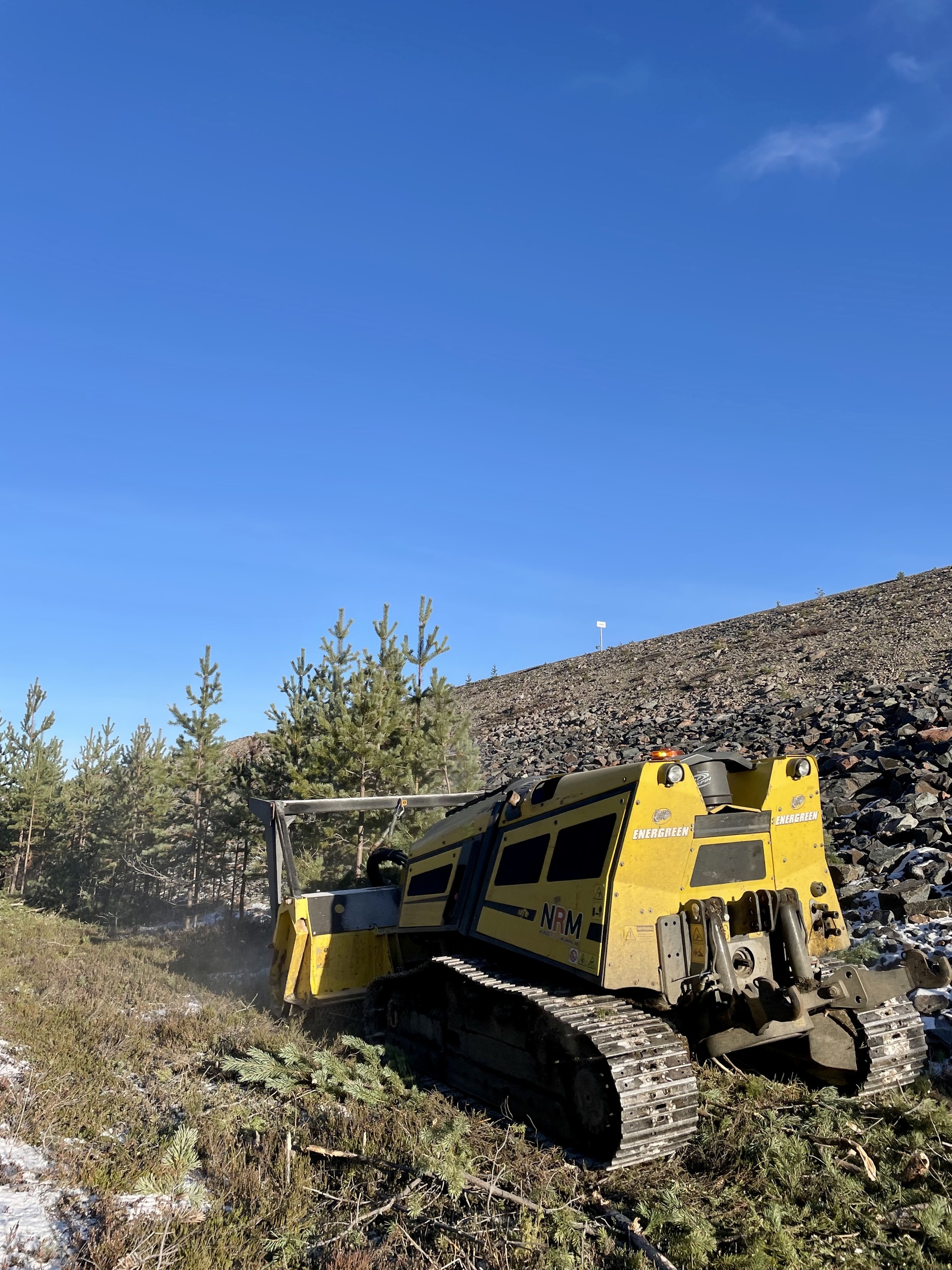 Robopower röjer i dammvall